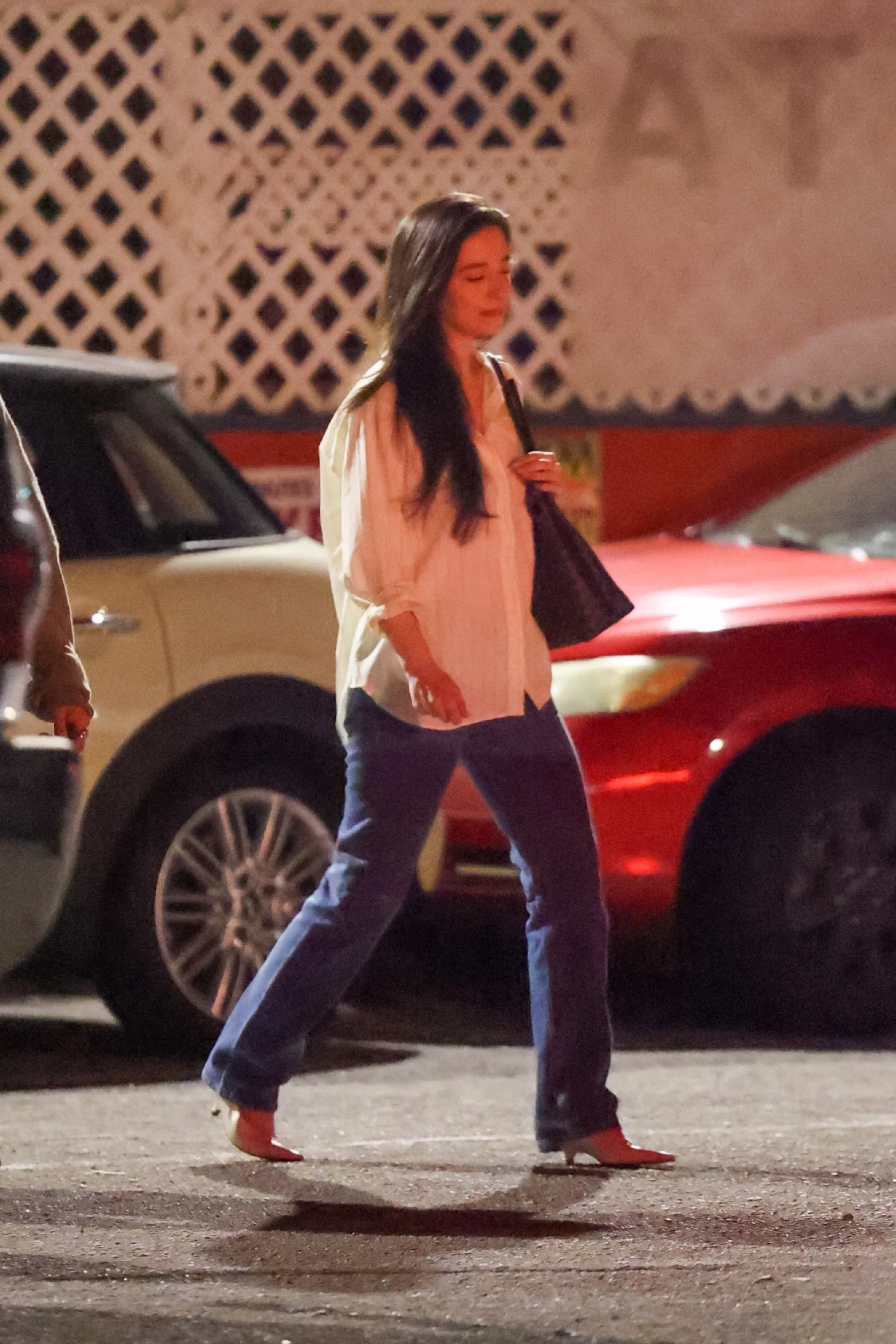 Casual Chic Look with White Shirt and Blue Jeans for Effortless Style