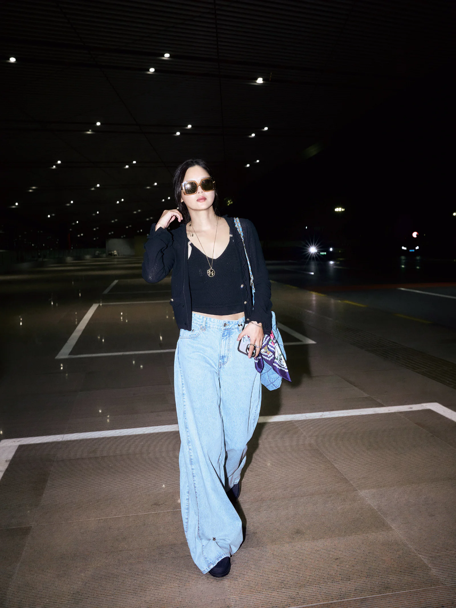 Effortlessly Chic: Black Top with Wide-Leg Jeans and Colorful Accessories