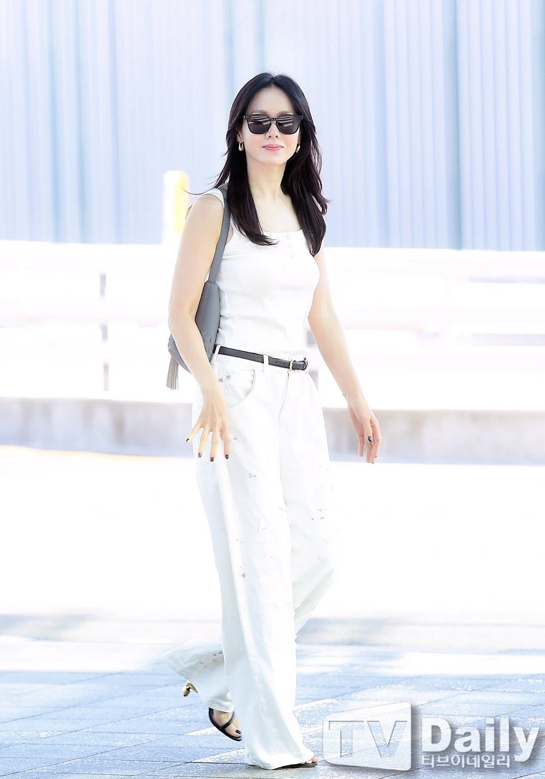 Elegant All-White Minimalist Outfit with Black Accents and Accessories