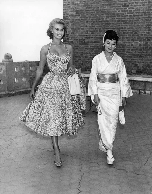 Classic 1950s Glamour Meets Traditional Kimono Elegance with Stylish Accessories