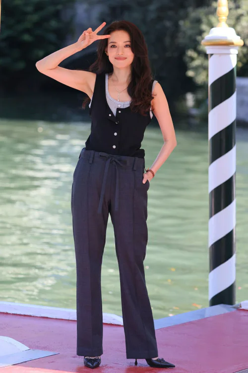Shu Qi's new look debuted at the 82nd Venice Film Festival. Chic Summer Ensemble with Black Sleeveless Top and High-Waisted Gray Trousers