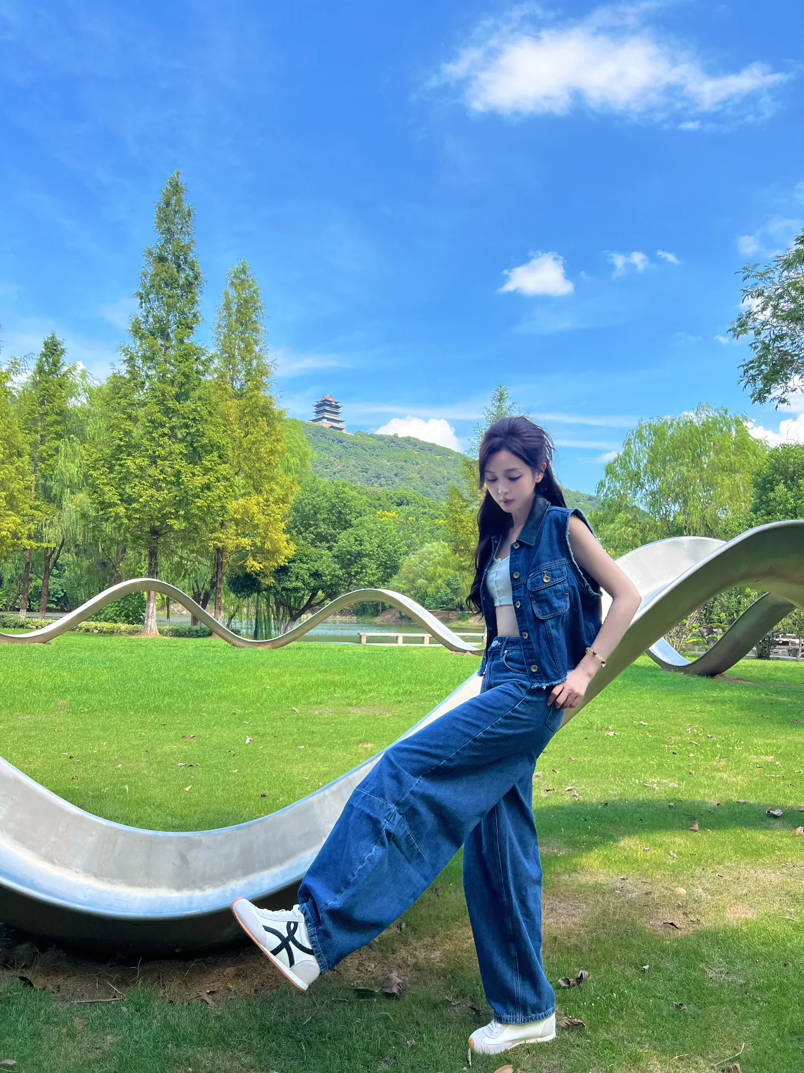 Casual Denim Ensemble with Wide-Leg Jeans and Sleeveless Jacket