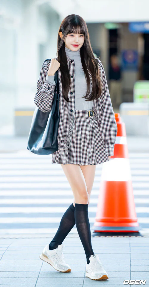 Chic Plaid Co-ord with Turtleneck and Sneakers for a Trendy Look