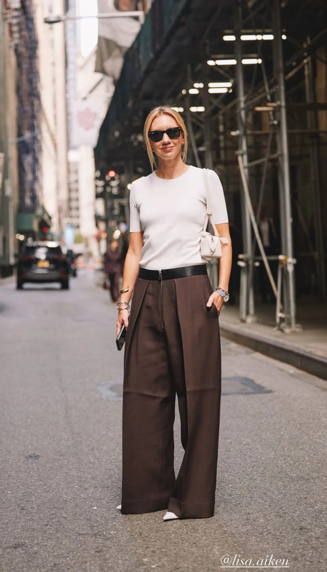 Chic Urban Style: White Top and Brown Wide-Leg Trousers for Effortless Elegance