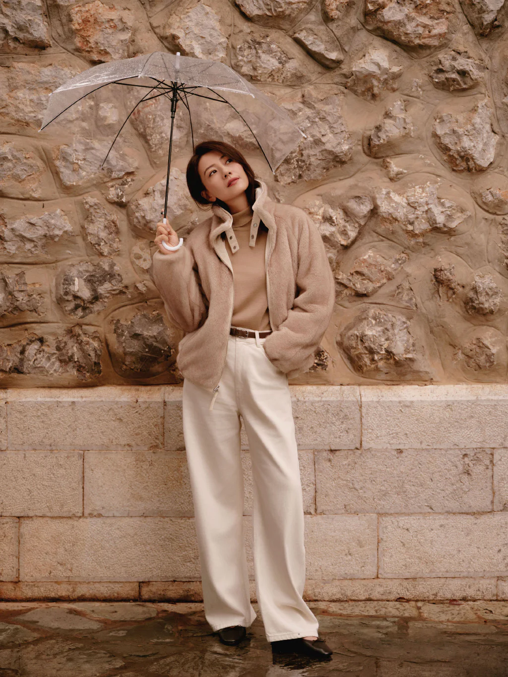 Cozy Autumn Chic: Neutral Jacket with High-Waisted Trousers and Black Shoes