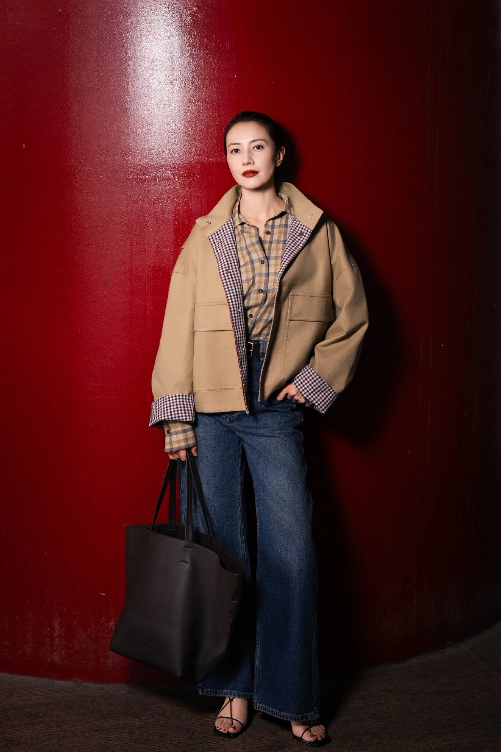 Casual Chic in Camel and Plaid with Wide-Leg Jeans and Minimalist Accessories