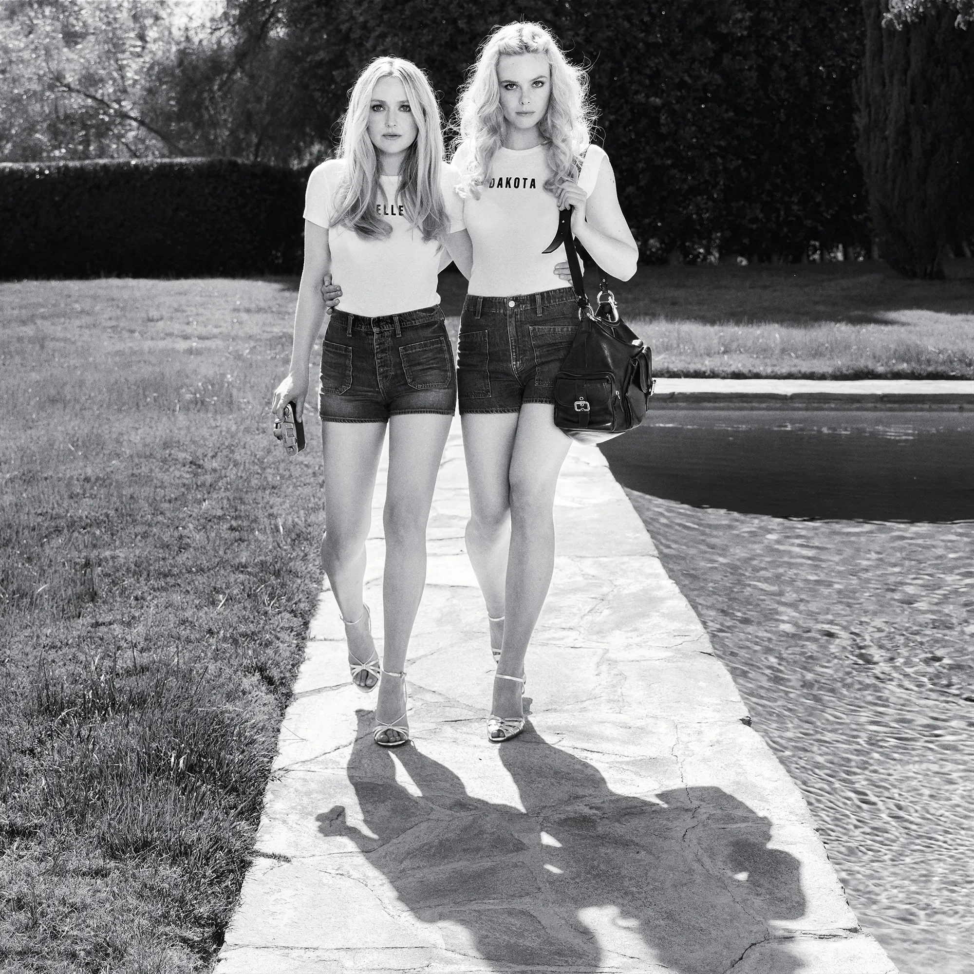 Chic Summer Style: Denim Shorts and Graphic Tees for a Modern Retro Look