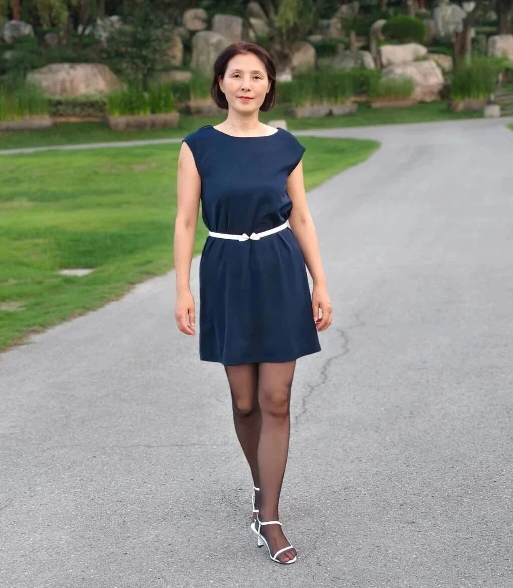 Navy Dress with White Belt and Sandals: A Classic and Sophisticated Look