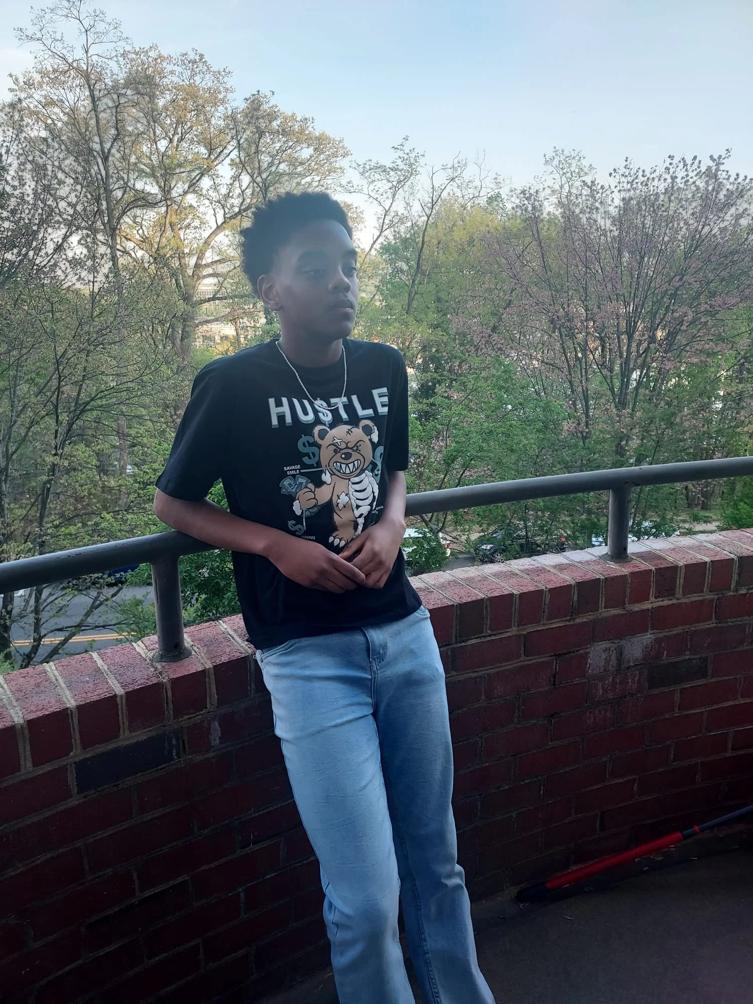 Casual Graphic Tee and Light Jeans for a Relaxed, Youthful Look
