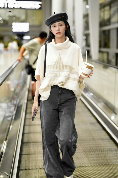 Chic Monochrome Street Style: Cream Turtleneck and Charcoal Wide-Leg Jeans Ensemble