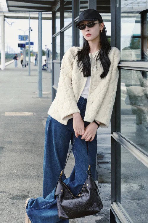 Casual Chic: White Quilted Jacket and Wide-Leg Jeans with Sleek Accessories