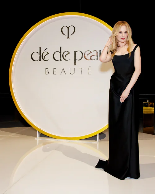 Stunning Black Evening Gown with Sleek Silhouette and Timeless Elegance