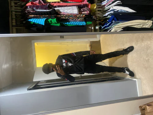 Sleek Black Hoodie, Jeans, and Sneakers for a Casual Urban Style