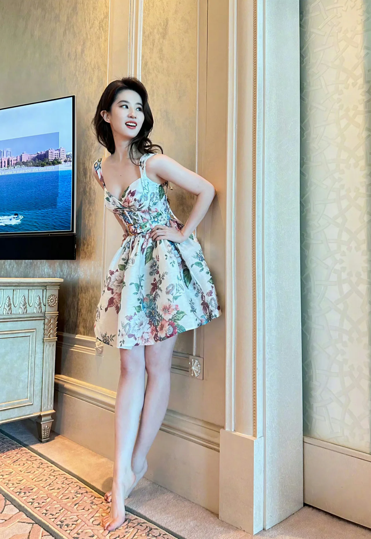 Elegant Floral Sundress with Flared Skirt and Structured Bodice for a Breezy Summer Look