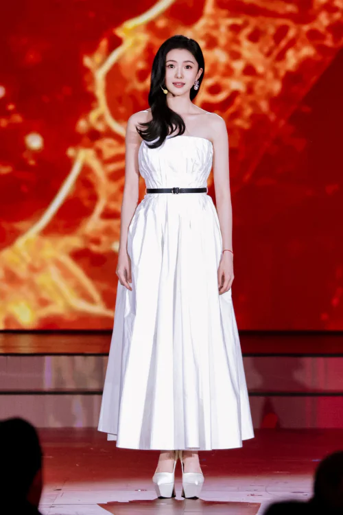 Elegant Strapless White Gown with Contrast Belt for Formal Occasions