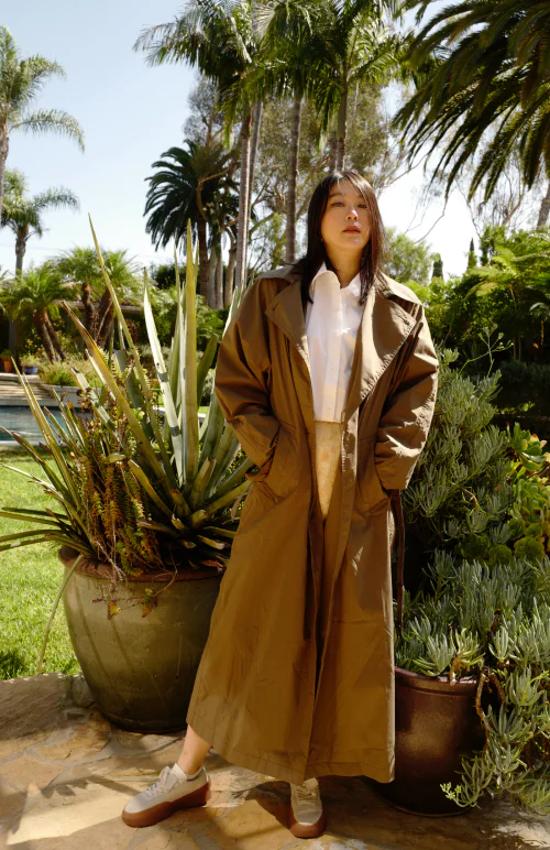Effortless Elegance with Neutral Tones: A Classic Trench and White Shirt Ensemble