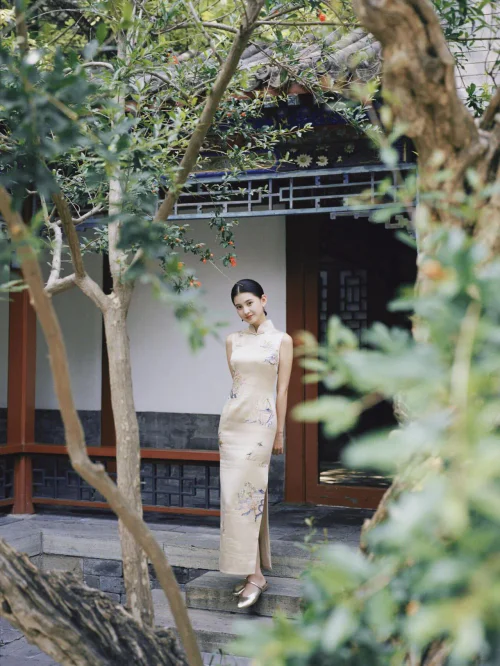 Elegant Beige Floral Cheongsam with Gold Accents – Timeless Traditional Style