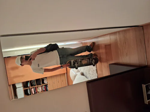 Bland Skate Style: White Tee and Washed Jeans with Cap