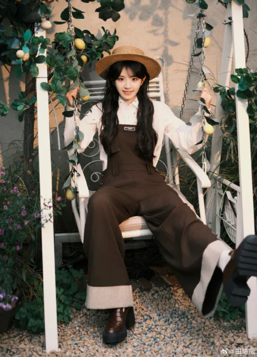 Tian Xiwei Birthday Outfit: Whimsical Vintage Charm with Brown Overalls and Straw Hat