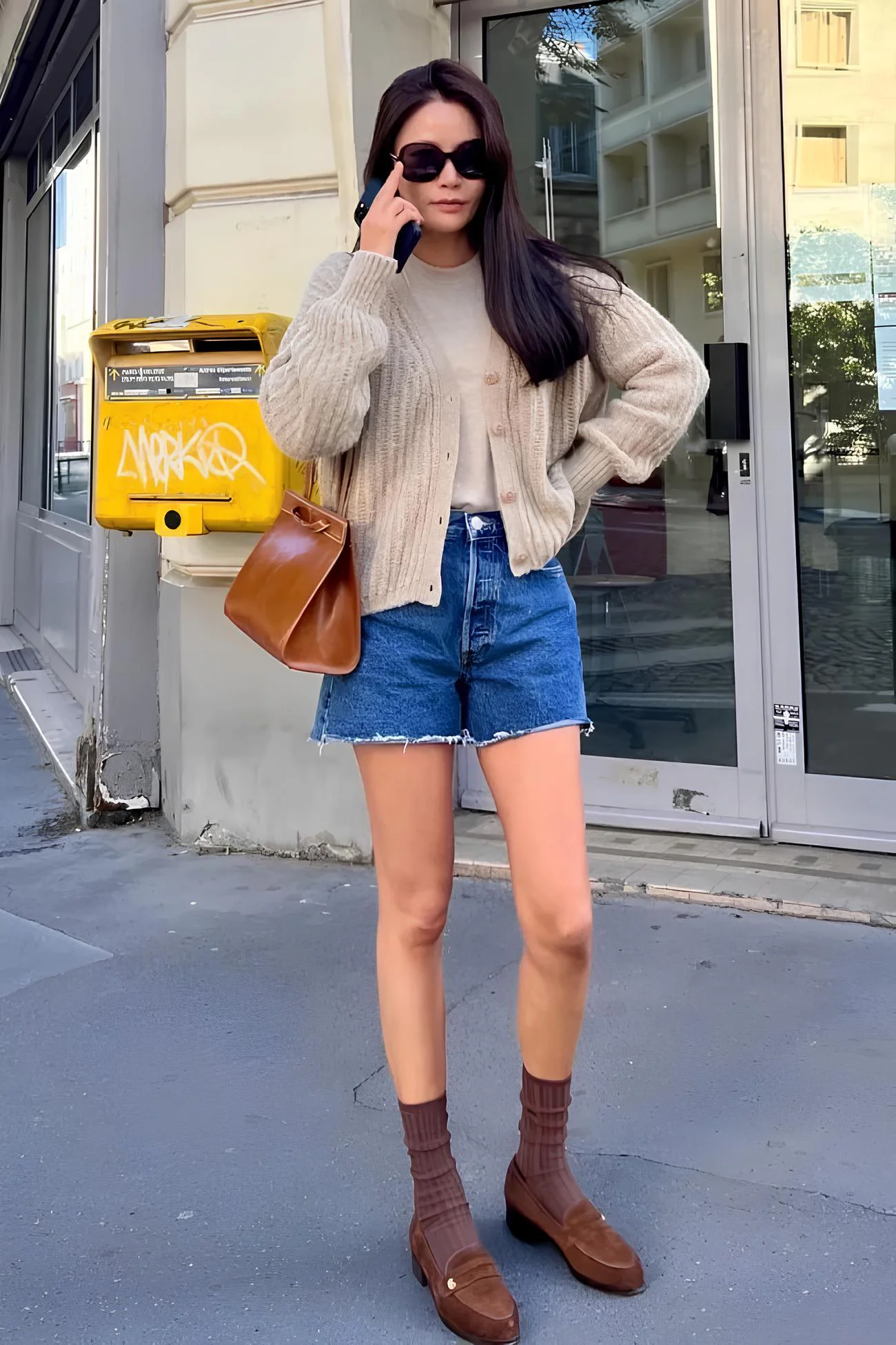 Autumn Outfits: Chic Beige Cardigan with Denim Shorts and Brown Accessories for a Casual Look