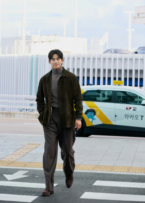 Effortless Elegance: Earthy Tones and Textured Layers for Fall