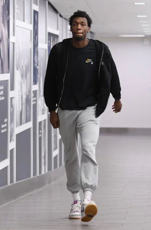 Casual Sporty Style: Black Hoodie, Gray Joggers, and White Sneakers