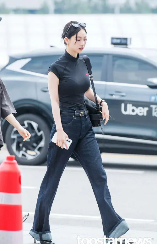 Chic Black Turtleneck and Dark Wash Jeans with Minimalist Accessories
