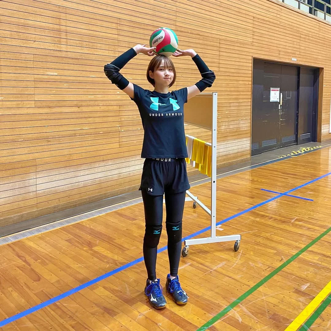 姫子OOTD(Ins: himeko_matsu_). Black and Teal Athletic Outfit with Functional Sporty Accents for Indoor Activities