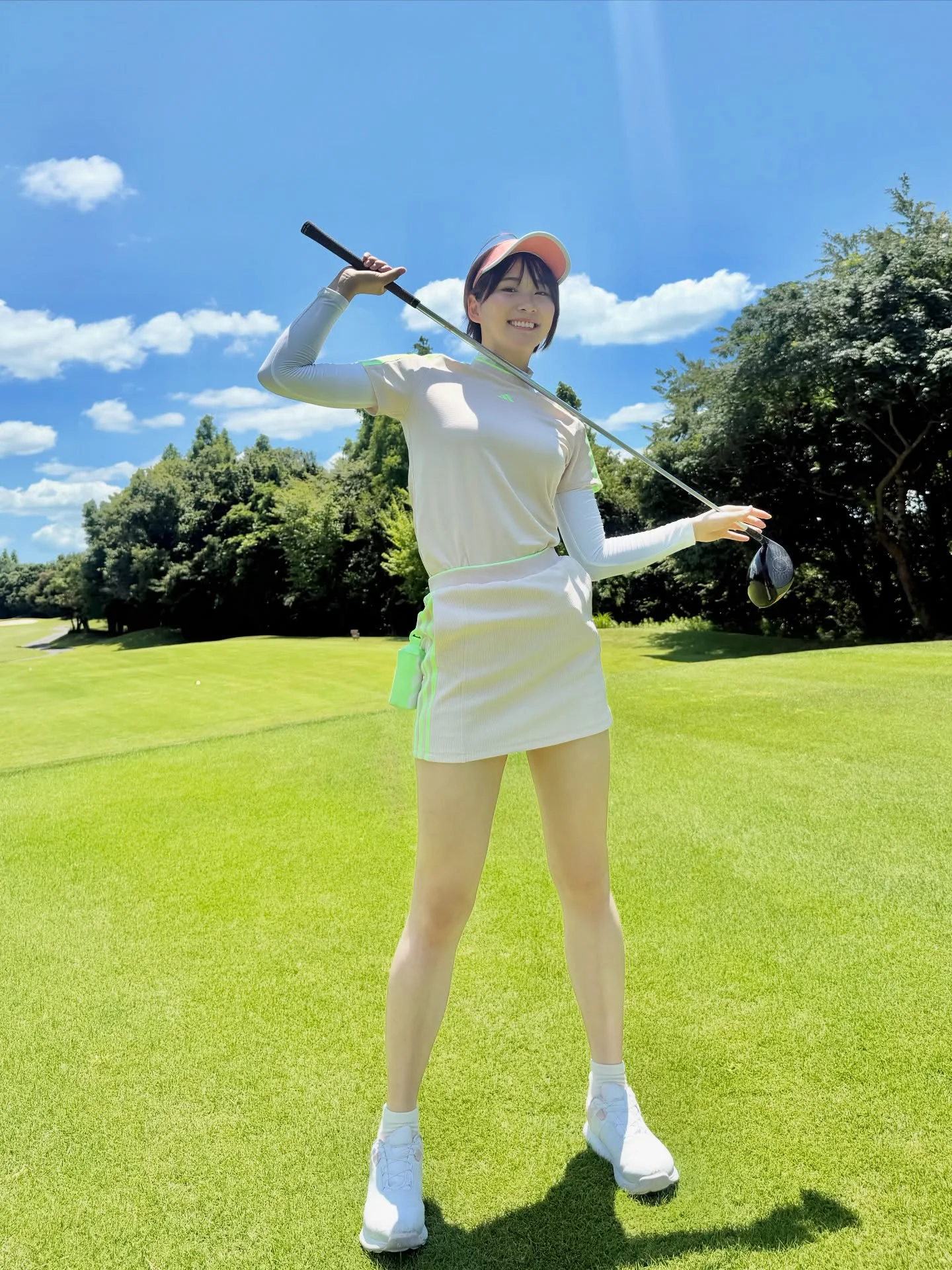 姫子OOTD(Ins: himeko_matsu_). Sleek Beige Golf Outfit with Pastel Accents for Sporty Elegance