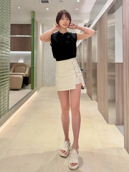 姫子OOTD(Ins: himeko_matsu_). Minimalist Chic: Black Sleeveless Top and Cream Wrap Skirt Ensemble with Platform Sandals