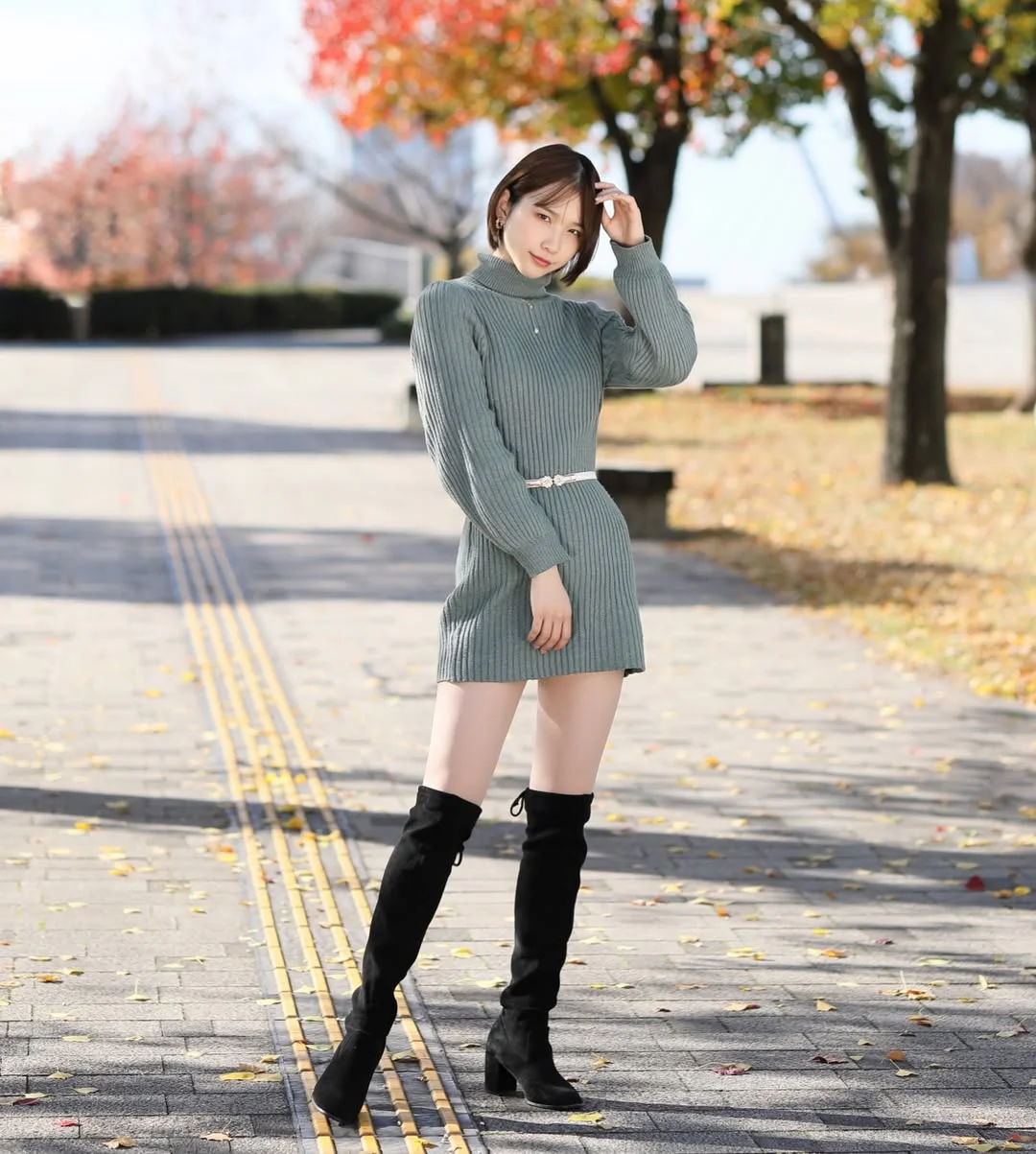 姫子OOTD(Ins: himeko_matsu_). Elegant Sage Green Sweater Dress with Black Over-the-Knee Boots for a Cozy Fall Look