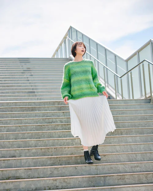 姫子OOTD(Ins: himeko_matsu_). Cozy Green Sweater and White Pleated Skirt with Black Ankle Boots