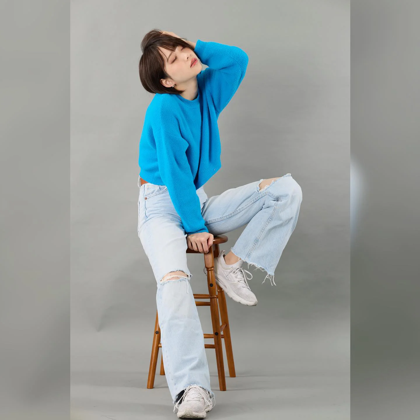 姫子OOTD(Ins: himeko_matsu_). Casual Chic: Bright Blue Sweater with Light Wash Ripped Jeans and White Sneakers