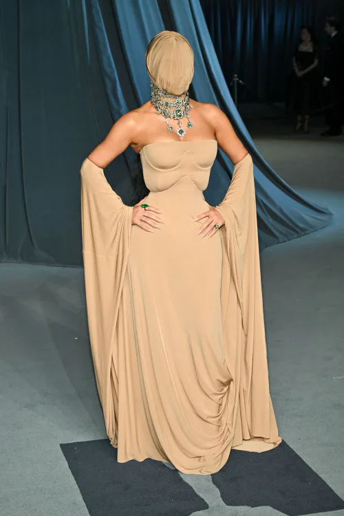 Dramatic Beige Drapery and Overloaded Accessories – A Bold Misfire on the Red Carpet