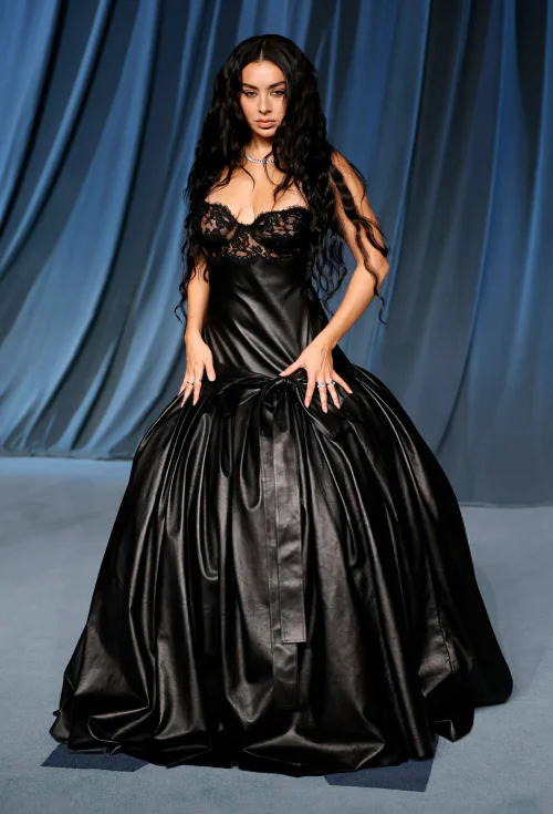 Charli XCX turned heads with her sexy look at the 5th Oscars Academy Museum Gala.