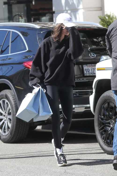 ChatGPT said:  Hailey Bieber’s street style spotted in LA. Effortlessly Chic Black Sweatshirt and Leggings with Sporty Sneakers
