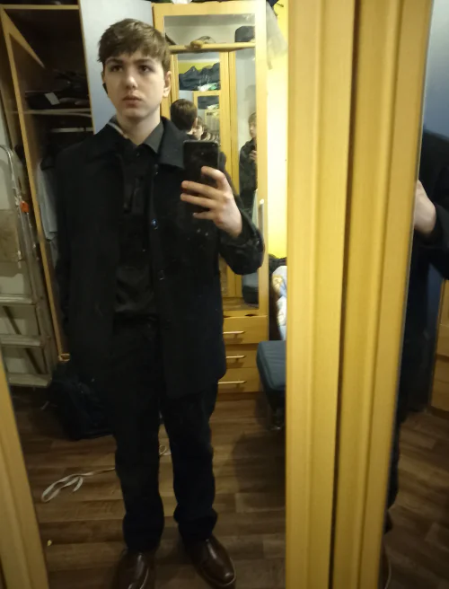 Sleek All-Black Ensemble with Contrasting Brown Shoes