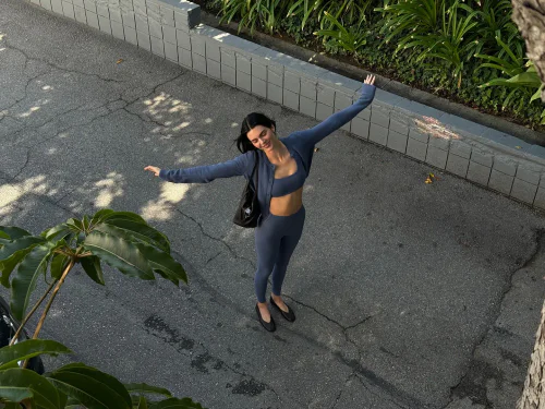 Kendall Jenner OOTD. Sophisticated Monochrome Activewear Set with Deep Blue Tones and Black Accents