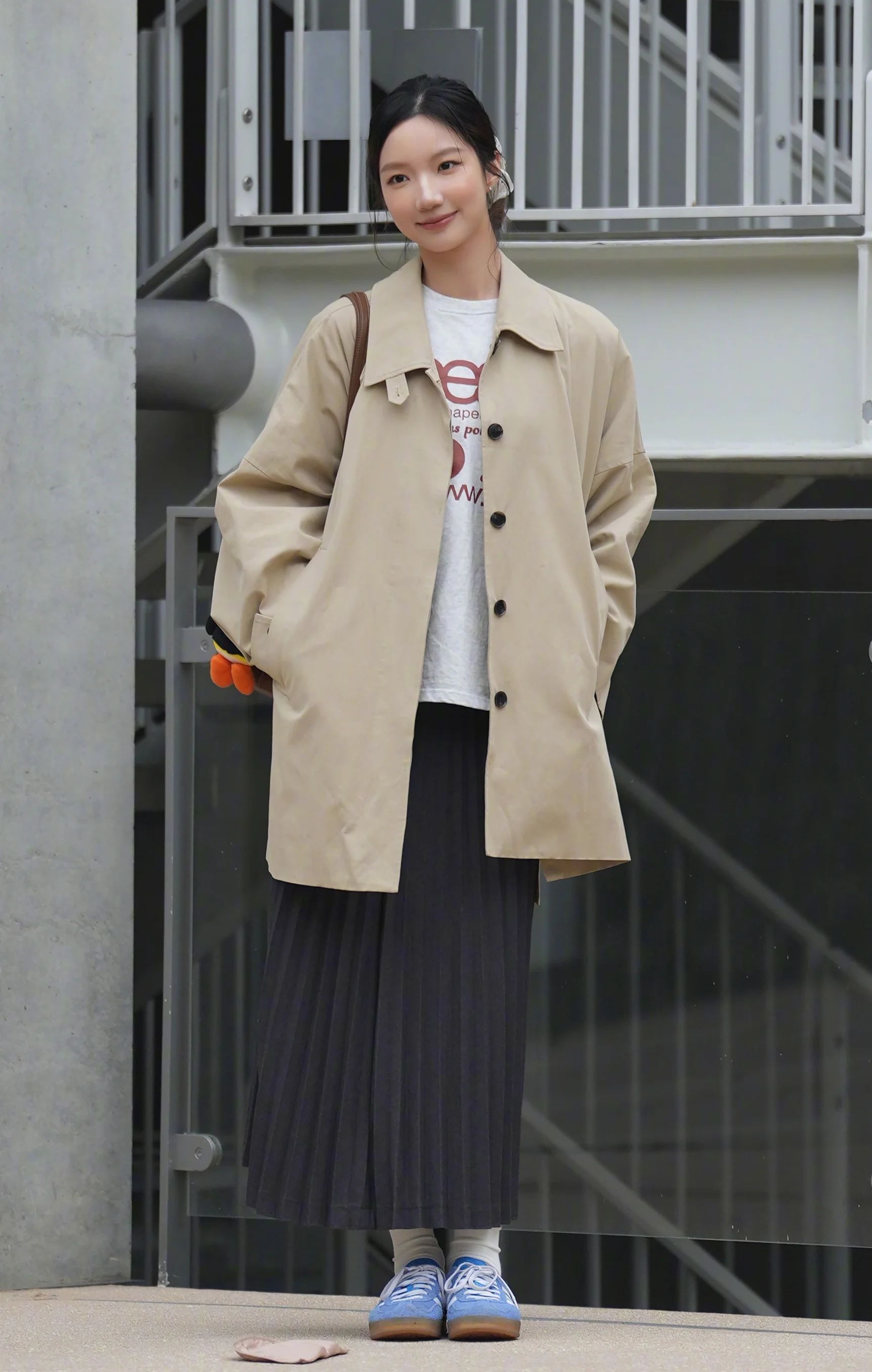 Fall Outfit: Casual Chic with Beige Trench, Graphic Tee, and Pleated Skirt