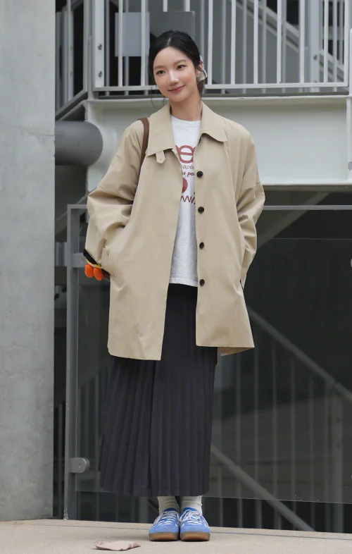 Fall Outfit: Casual Chic with Beige Trench, Graphic Tee, and Pleated Skirt