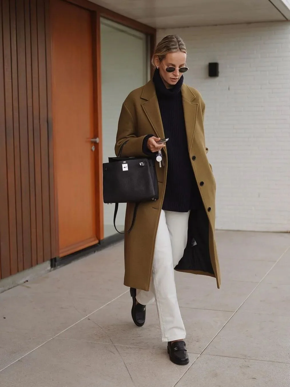 Chic Camel Coat and Black Turtleneck Ensemble for a Polished Fall Look
