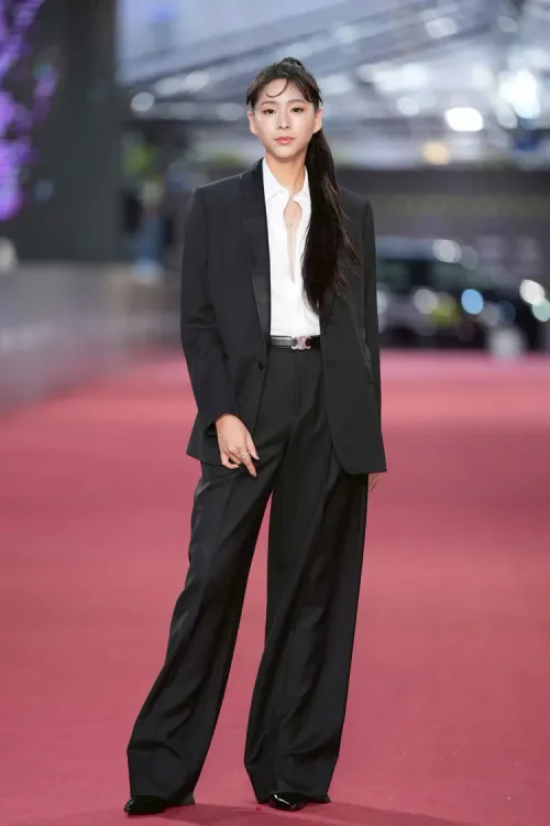 Elegant Black Suit with White Shirt - Formal Red Carpet Style