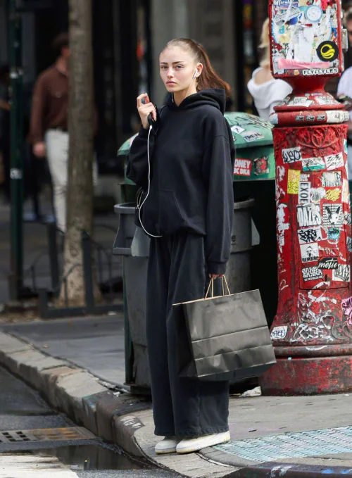 Casual Urban Streetwear Look with Black Hoodie and Wide-Leg Trousers