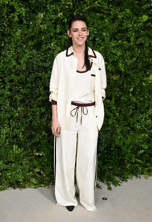 Kristen Stewart OOTD. Relaxed Monochrome Elegance with Cream and Brown Accents