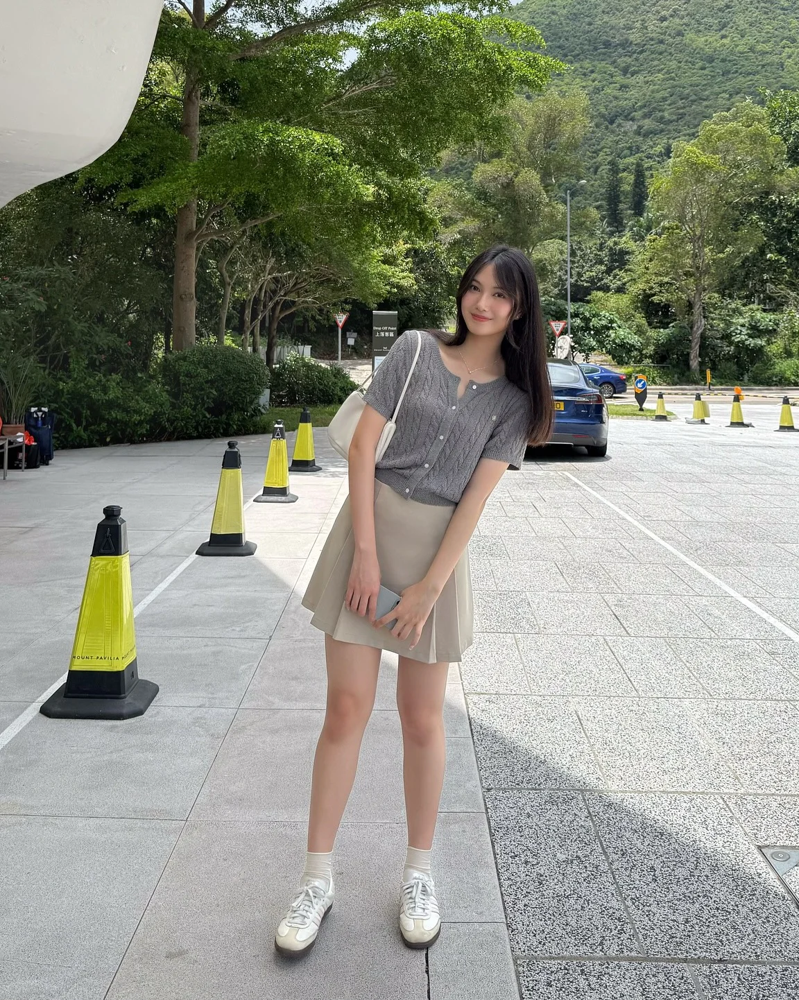 Casual Summer Elegance with Neutral Tones and Sneakers