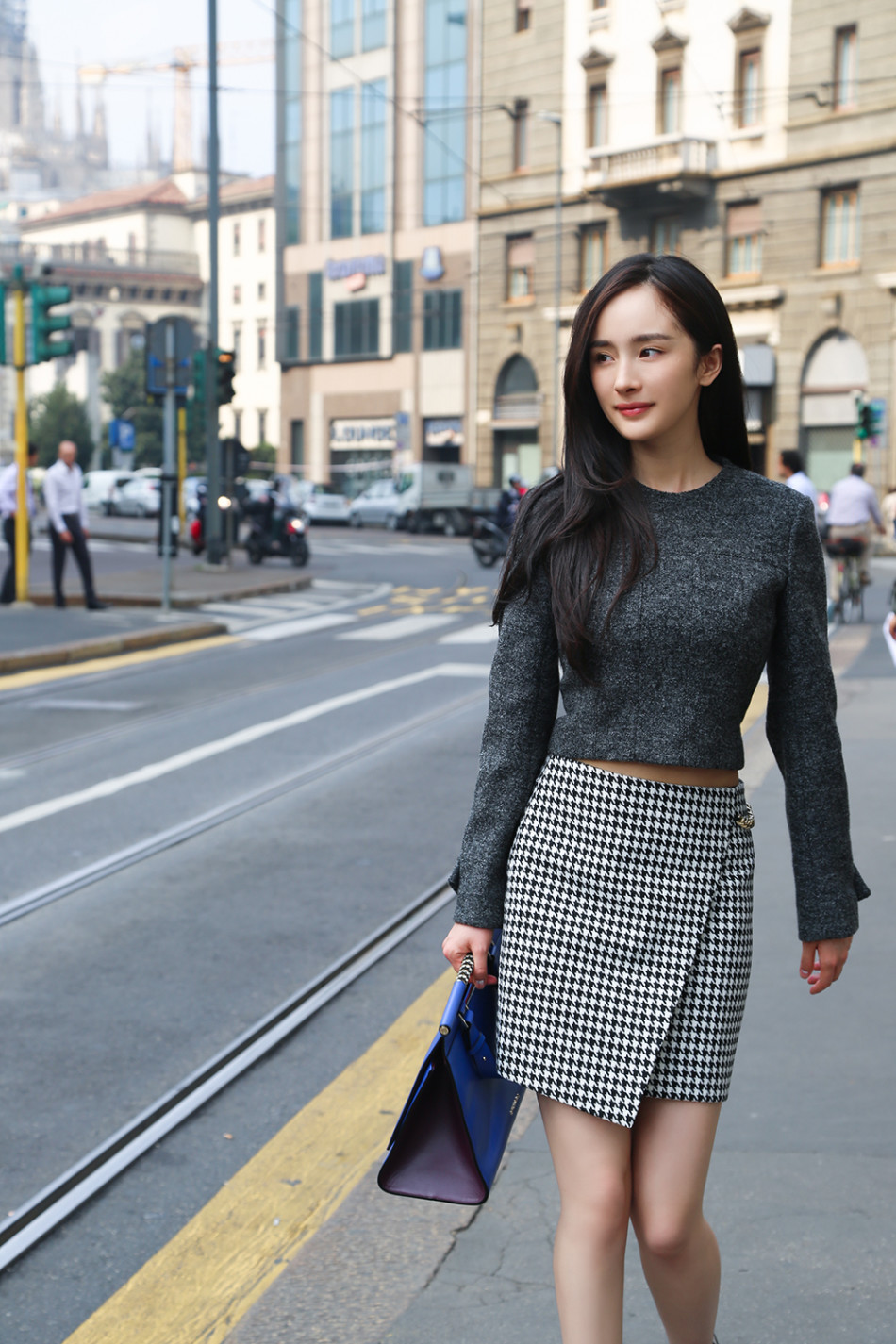Urban beauty style: a grey crop top with a houndstooth mini skirt