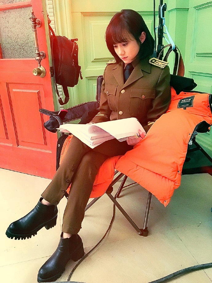 Military uniform look in the TV drama.