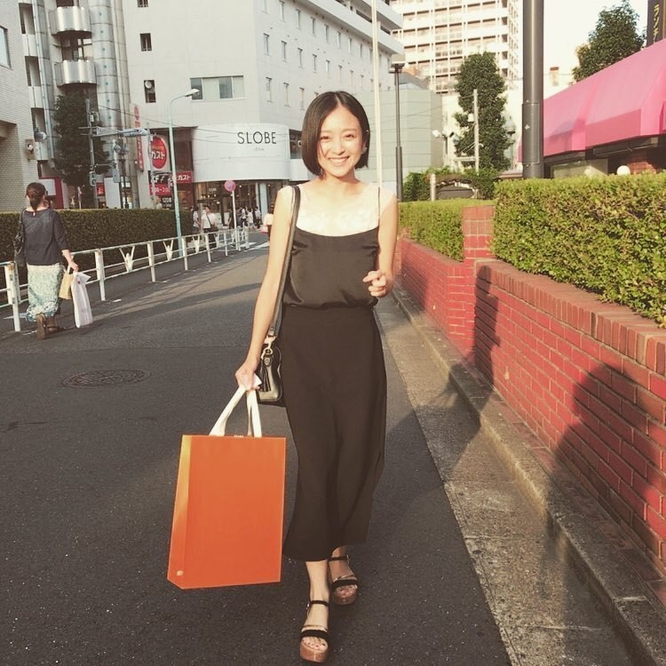 Yumi Adachi’s street style outfit with a radiant smile.