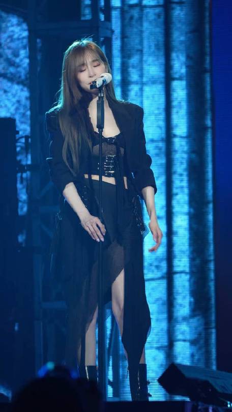 This concert outfits of Cyndi Wang is very sexy