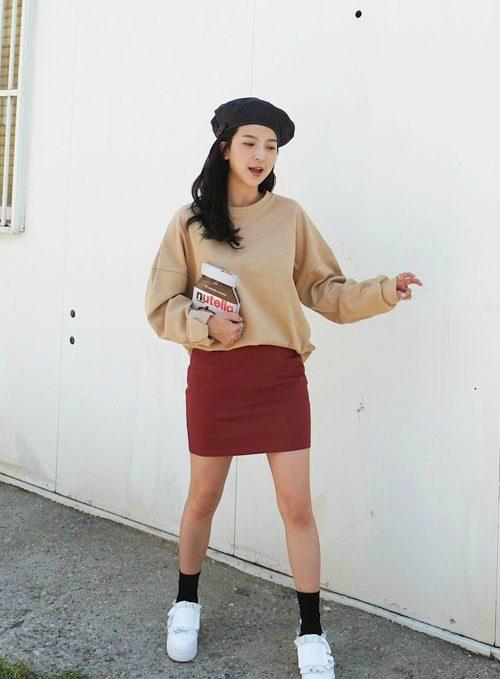 An artsy-style outfit: Sweatshirt with mini skirt